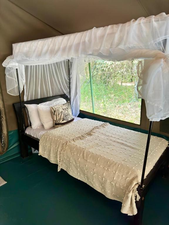Postel nebo postele na pokoji v ubytování Olkinyei Mara Tented Camp