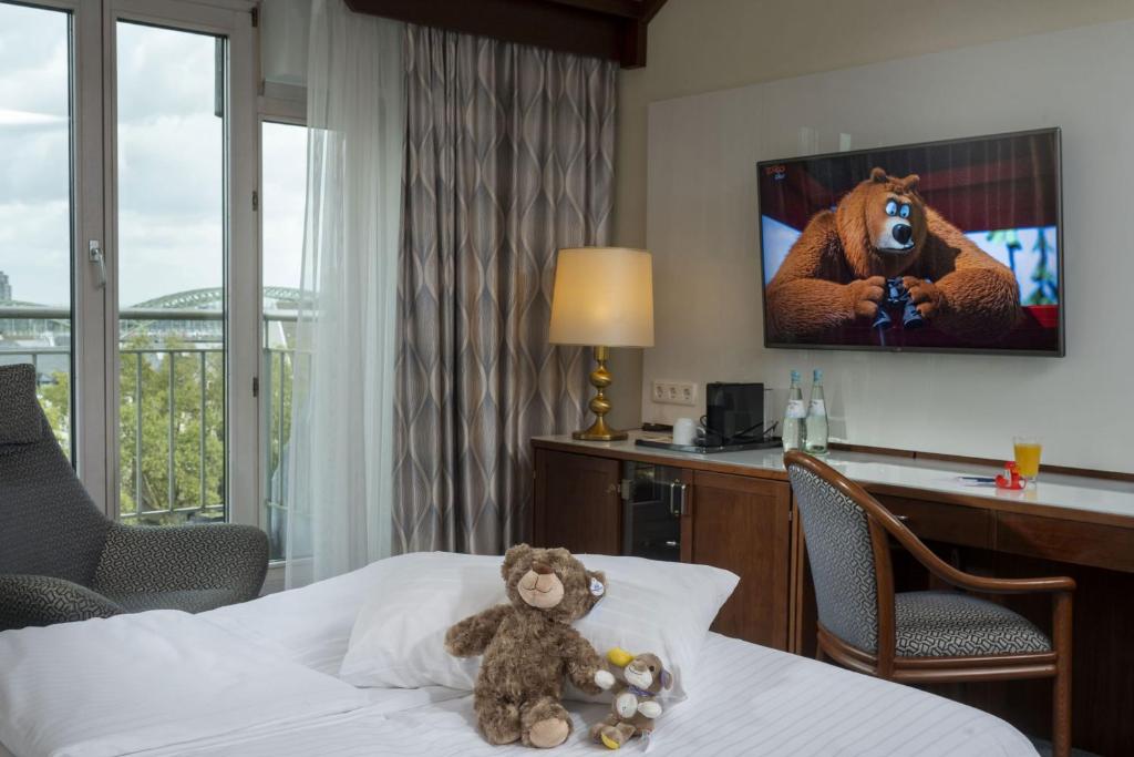TV a/nebo společenská místnost v ubytování Maritim Hotel Köln