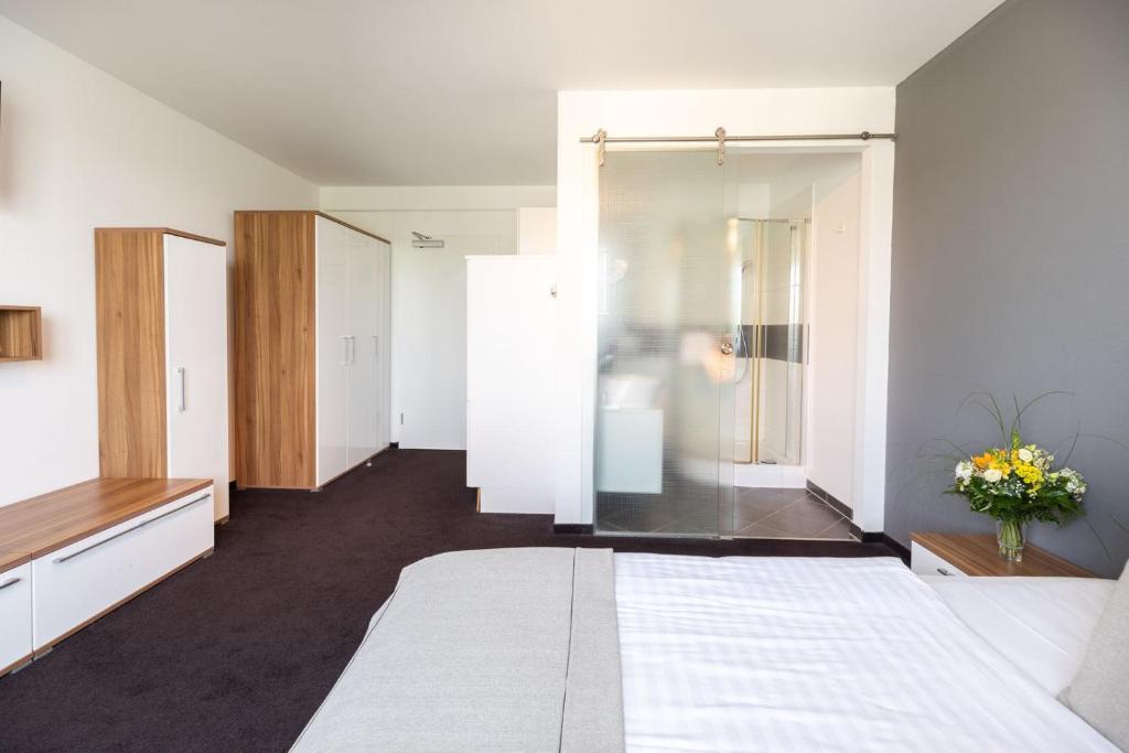 Postel nebo postele na pokoji v ubytování Hotel Aviva