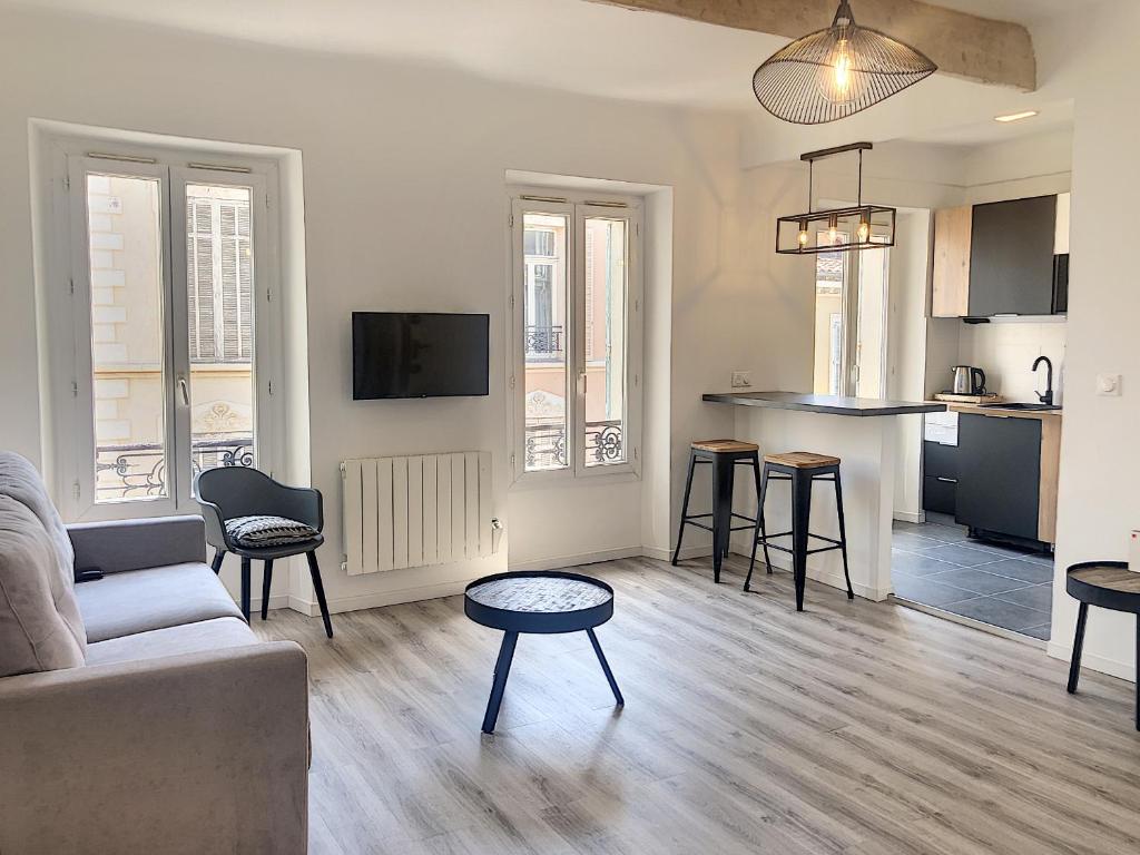 un salon avec un canapé et une cuisine dans l'établissement Carré d'Or F1bis Croisette 1 mn Olam Properties, à Cannes