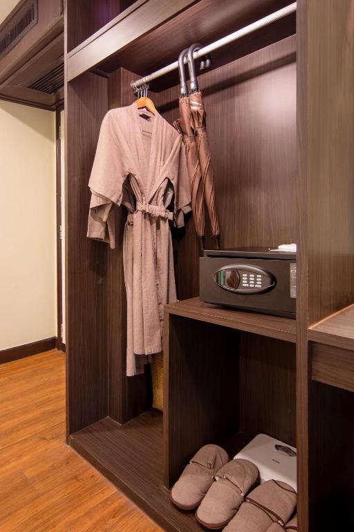 einen begehbaren Kleiderschrank mit Bademantel und Radio in der Unterkunft Princess Kamala Beachfront Hotel - SHA Extra Plus in Kamala Beach