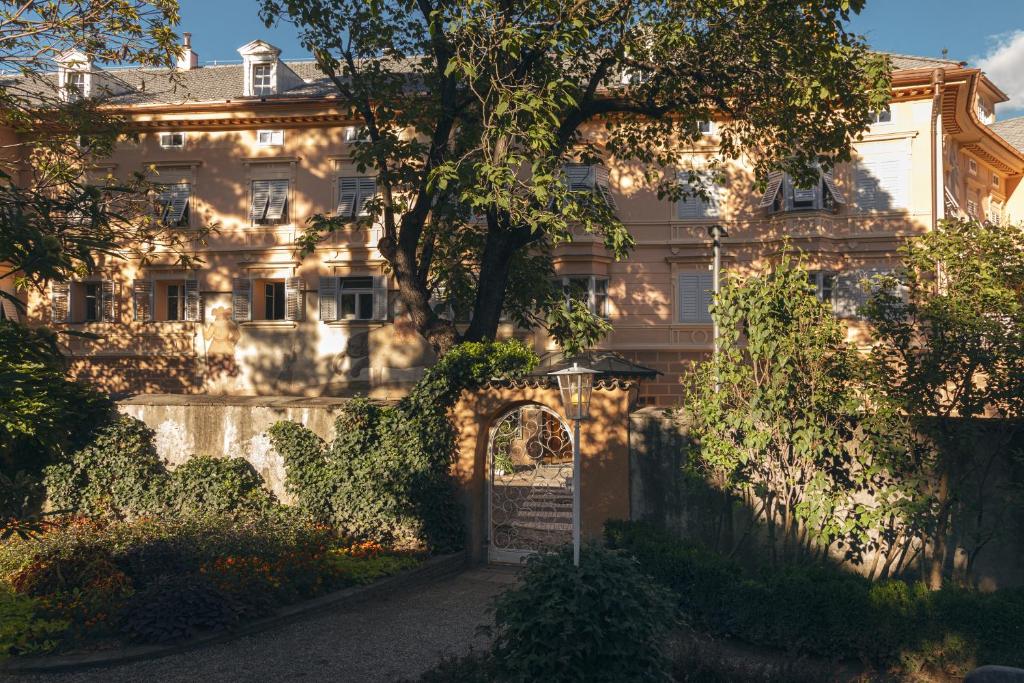 Vonkajšia záhrada v ubytovaní Hotel Elephant