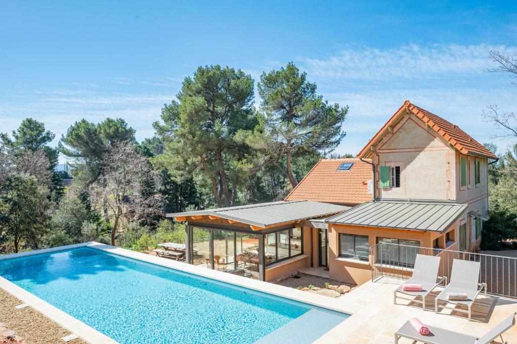 una casa con piscina e una casa di For Me Formidable a Roussillon