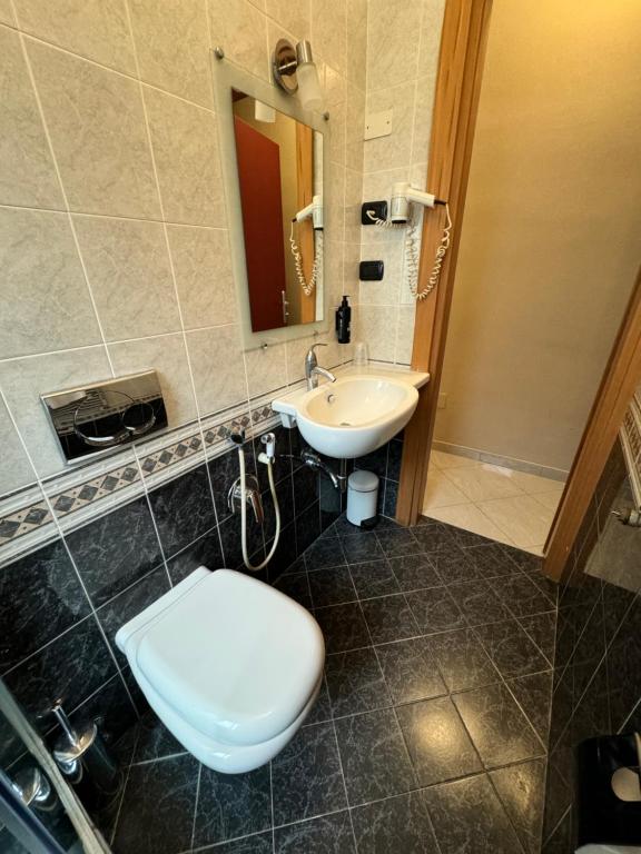Koupelna v ubytování Hotel Parma