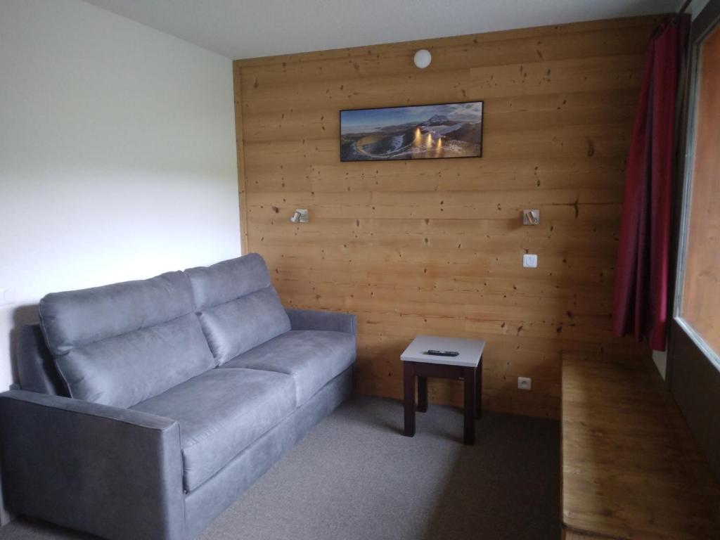 un salon avec un canapé et une table dans l'établissement Studio divisible rénové, 4 pers, accès direct pistes, animaux admis - FR-1-181-2385, à La Plagne Tarentaise