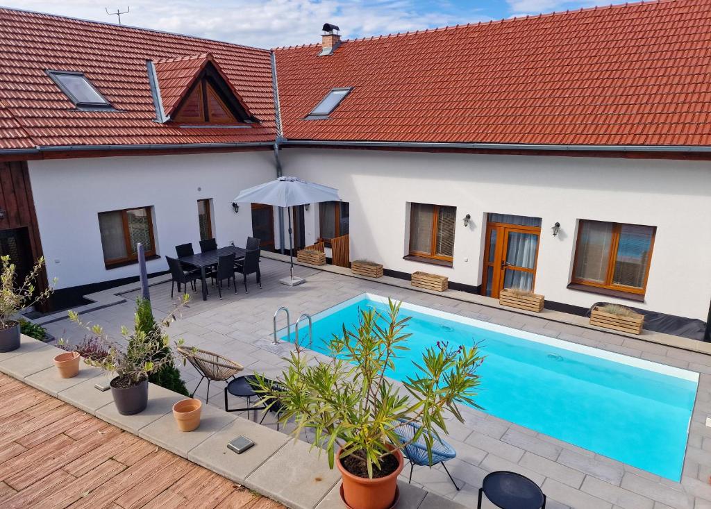 Bazén v ubytování Summerhouse penzion Bavory nebo v jeho okolí