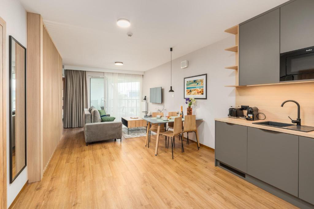 Kuchyň nebo kuchyňský kout v ubytování Akces APARTAMENTY KASPROWICZA 20C- BASEN, SAUNY, JACUZZI, SIŁOWNIA W CENIE - SCHWIMMBAD, SAUNEN, JACUZZI, FITNESSSTUDIO IM PREIS