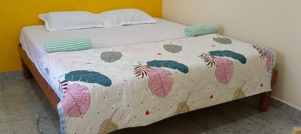 ハンピにあるAshwini home stay hampiのベッド(掛け布団、魚付)
