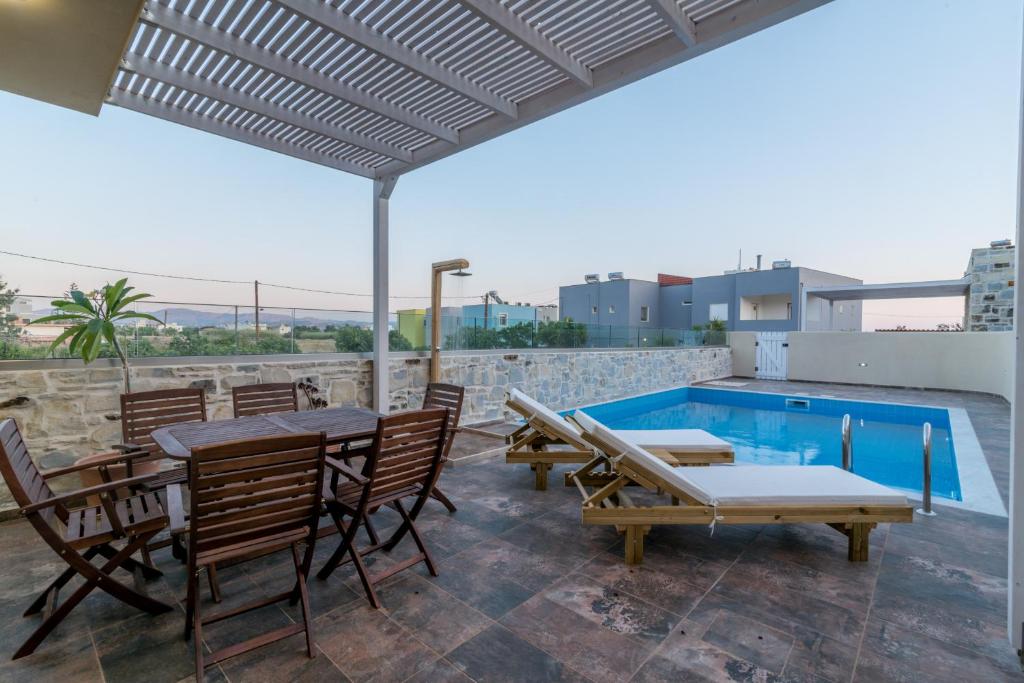 Πισίνα στο ή κοντά στο ELMARA Luxury Villa 1 - Next to the Beach