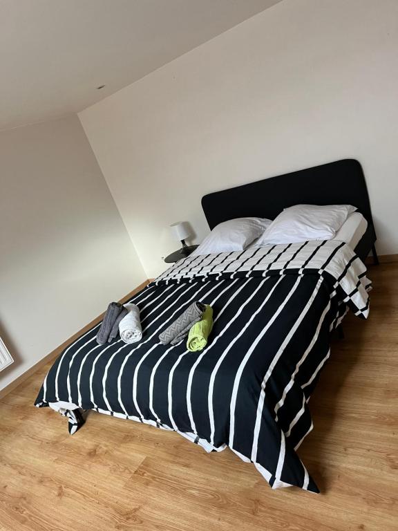 a black and white bed with two birds sitting on it at Appartement individuel situé à Créteil proche Henri Mondor in Créteil