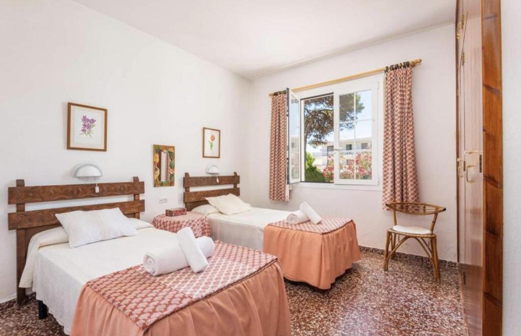 Ένα ή περισσότερα κρεβάτια σε δωμάτιο στο Menorca Chalet Rustic Sunny Retreat by the Sea