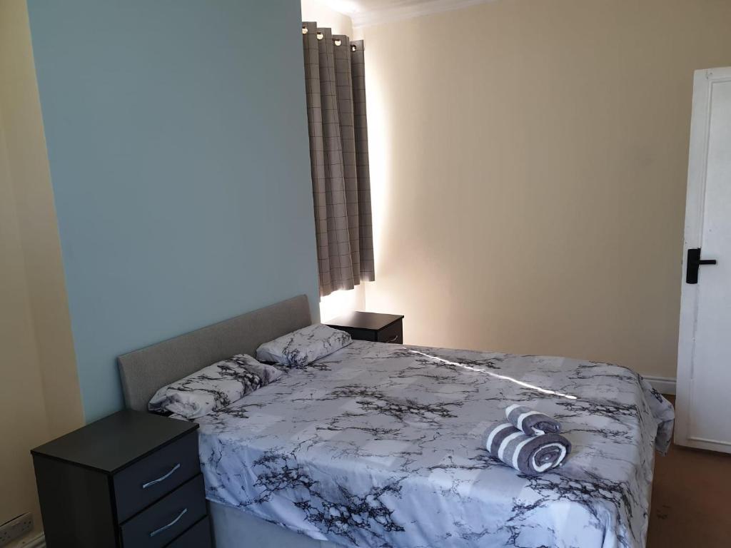 Ένα ή περισσότερα κρεβάτια σε δωμάτιο στο 5 Bed House - Sleeps 6 - Wifi - Parking