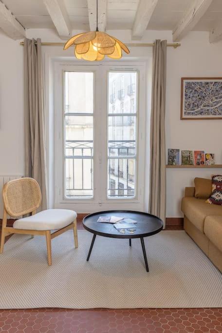 un salon avec un canapé et une table basse dans l'établissement Charmant 2 pièces ultra-centre au calme, à Nantes