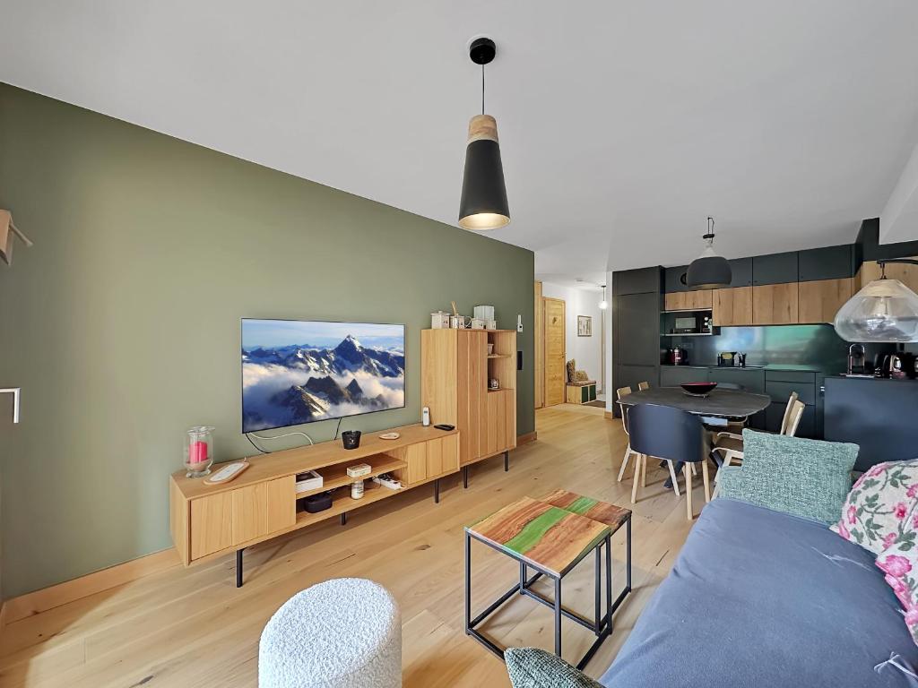 un salon avec un canapé et une salle à manger dans l'établissement GRD114 Appartement standing 6 pers pied de piste, aux Carroz d'Arâches