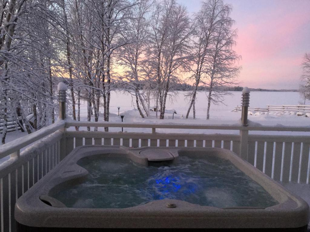 讷利莫奈里姆度假屋的围栏上的雪地热水浴池