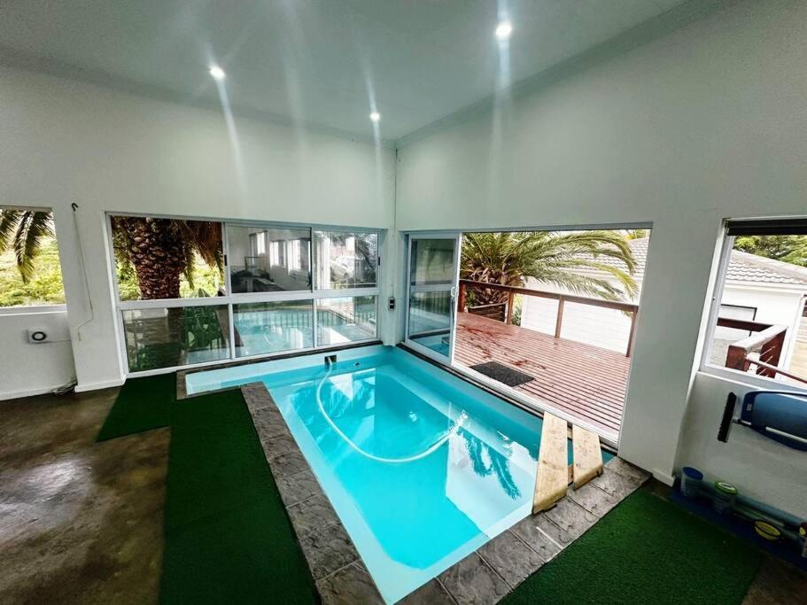 Swimmingpoolen hos eller tæt på Lantern Cottage