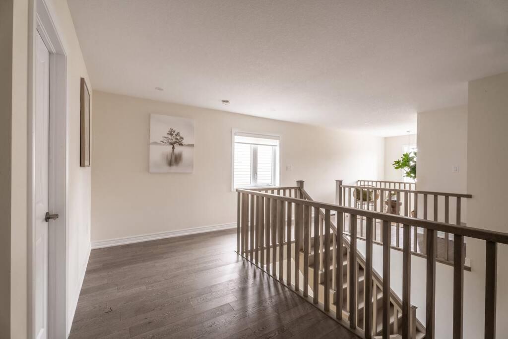 Fotografie z fotogalerie ubytování Spotless 5 bed and 4 bath with Wi-Fi and 1hr to Niagara v destinaci Hamilton