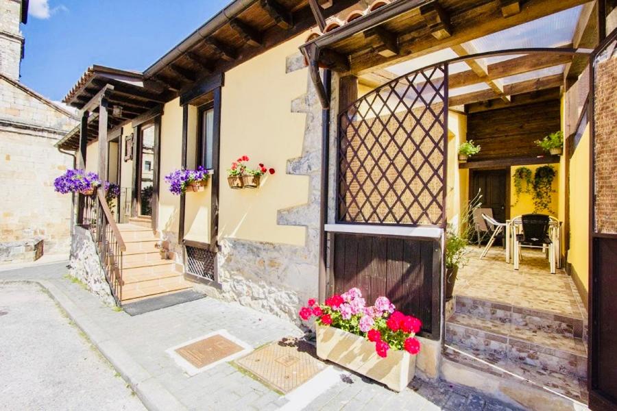 una casa con dei fiori davanti a una porta di Casa Rural Villa de San Leonardo a San Leonardo de Yagüe