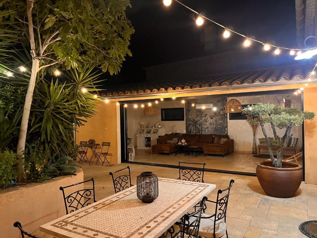 d'un salon et d'une terrasse avec une table et des chaises. dans l'établissement Villa vacances les 3 Restanques, à Ollioules