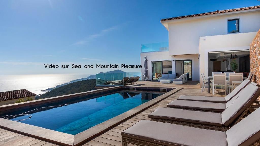 Πισίνα στο ή κοντά στο Villa 5 Etoiles vue sur les Iles d'Or Carqueiranne Sea and Mountain Pleasure Villa Vue Mer La Californie
