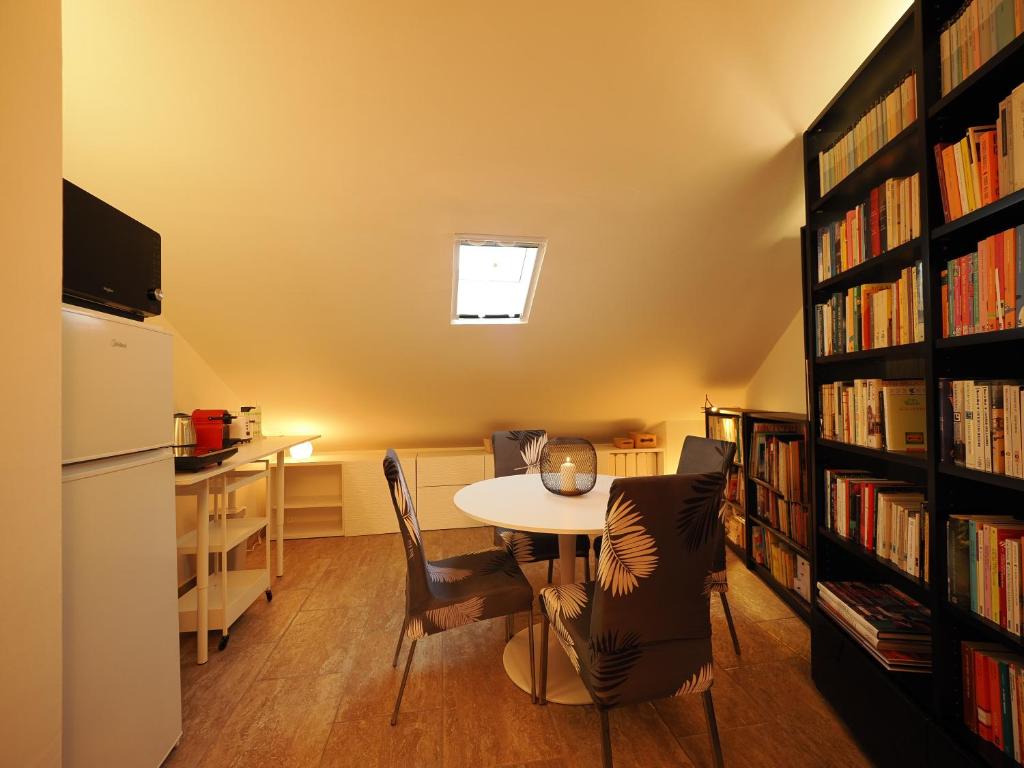 Knihovna v apartmánu