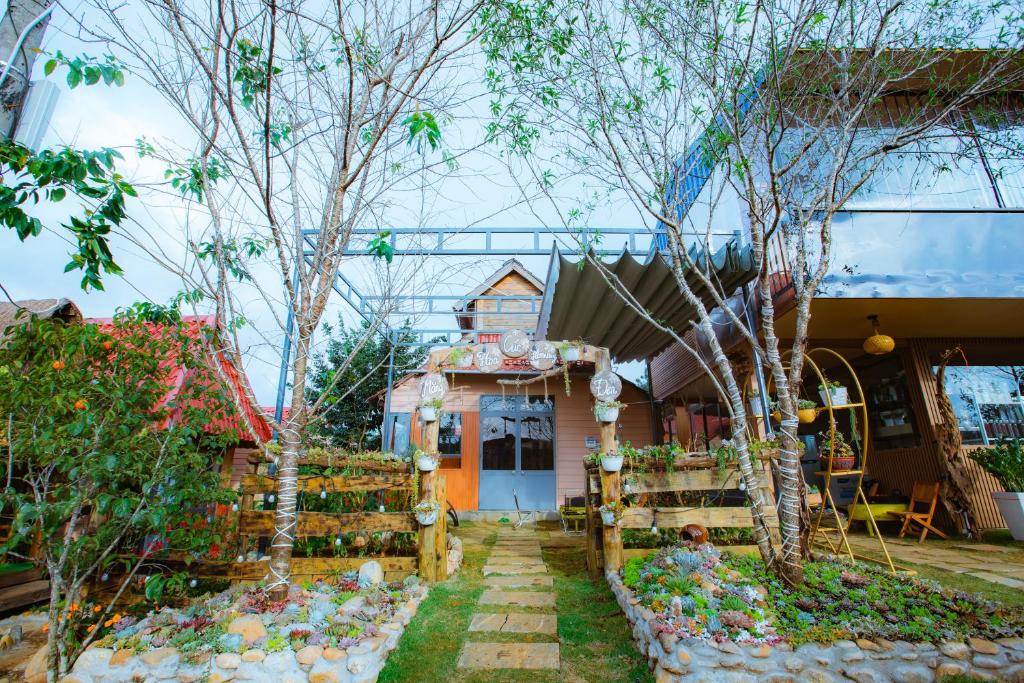 Κήπος έξω από το Hoa Cúc Homestay Măng Đen