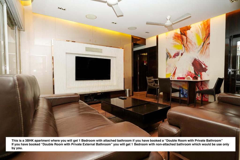 TV a/nebo společenská místnost v ubytování Zenith Homes - Powai Suites
