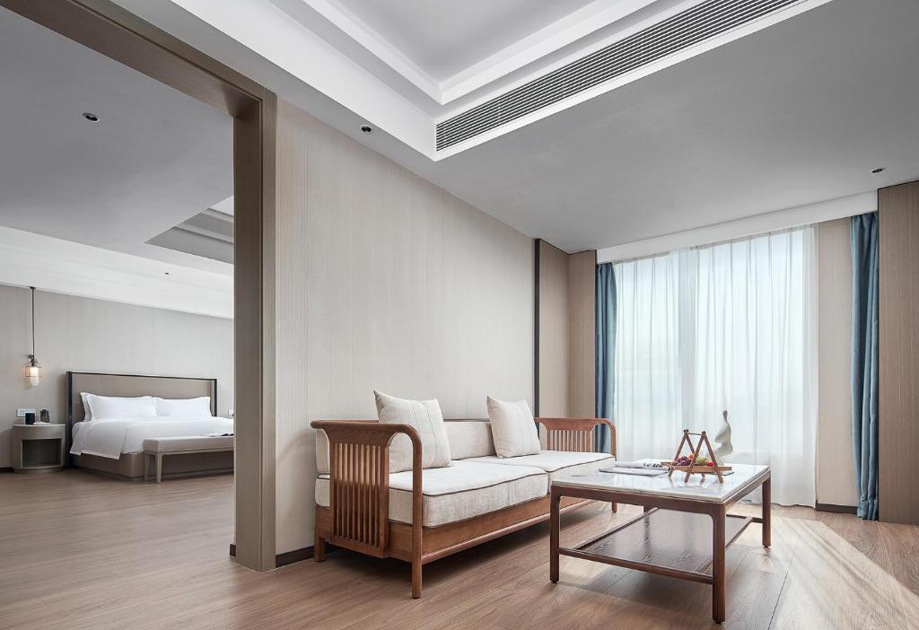 Postel nebo postele na pokoji v ubytování Mehood Lestie International Hotel Linhexi Guangzhou East Railway Station Branch - Free Shuttle Bus to Canton Fair Complex During Canton Fair Period & Free afternoon tea & Free midnight snack & Free VPN Internet Access
