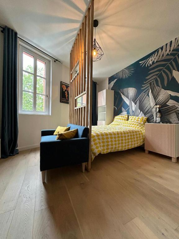 une chambre avec un lit et un canapé dans une pièce dans l'établissement Blue Forest - T1 Hyper centre - Paisible, à Toulouse