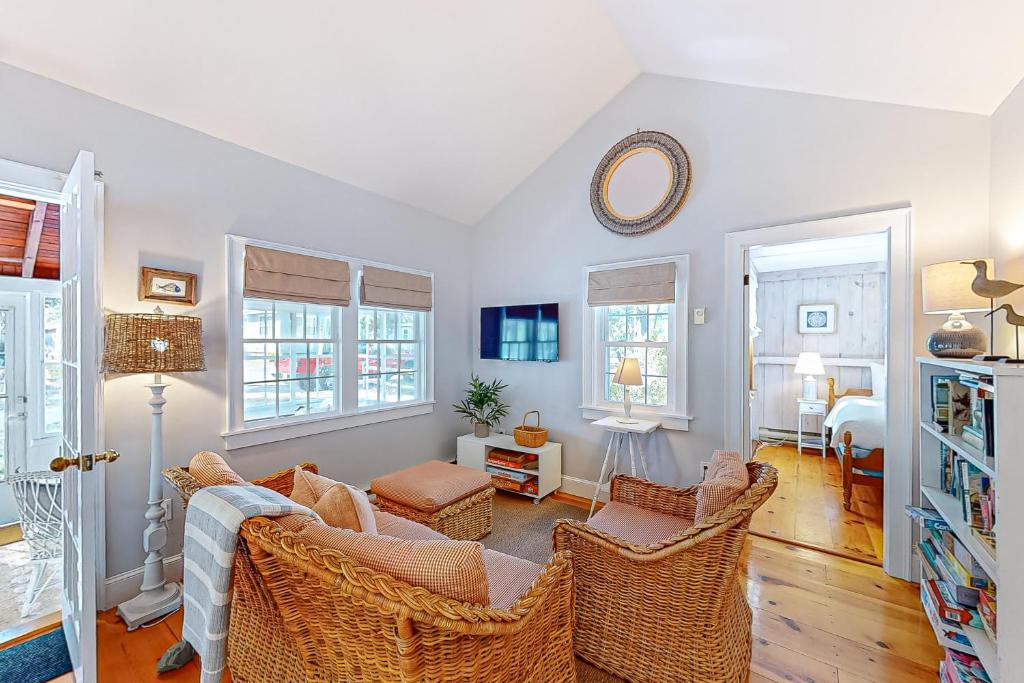 een woonkamer met een bank en stoelen bij Old Wharf Escape in Dennis Port