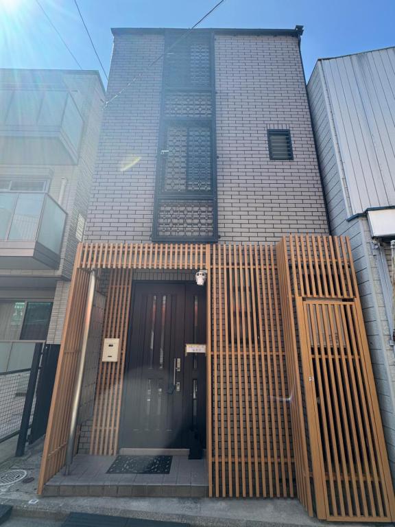 东京Family House 蕾 池袋徒步圈全新装修日式户建民宿的前面有木门的高楼