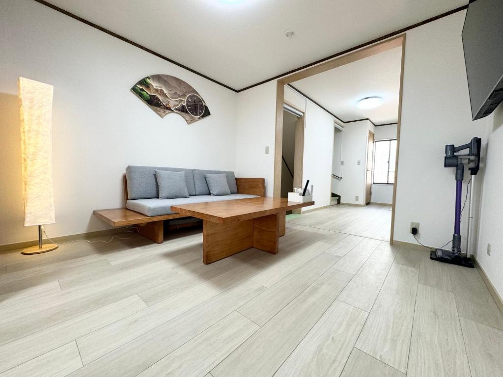 Family House 蕾 池袋徒步圈全新装修日式户建民宿的电视和/或娱乐中心
