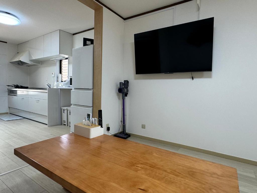 Family House 蕾 池袋徒步圈全新装修日式户建民宿的厨房或小厨房