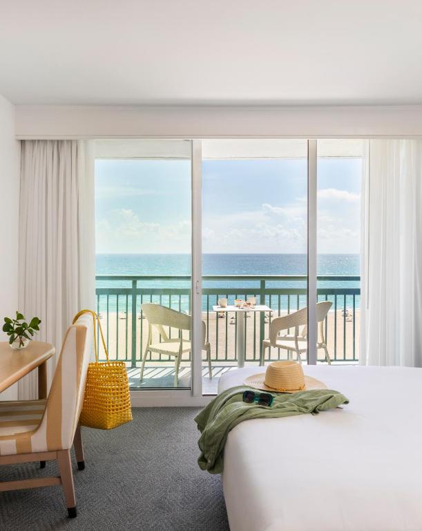 The Singer Oceanfront Resort, Curio Collection by Hilton - Salle Corner King - Front De Mer