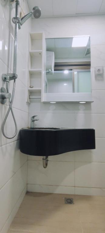 Koupelna v ubytování Skyhouse BSD 2 Bedroom & Studio Apartments - Perfect for ICE BSD Events