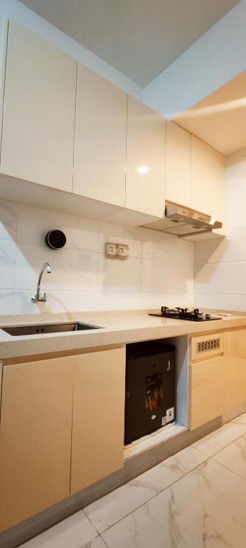 Kuchyň nebo kuchyňský kout v ubytování Skyhouse BSD 2 Bedroom & Studio Apartments - Perfect for ICE BSD Events