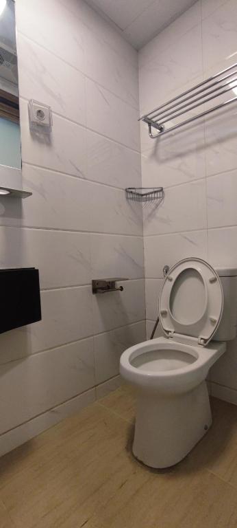 Koupelna v ubytování Skyhouse BSD 2 Bedroom & Studio Apartments - Perfect for ICE BSD Events