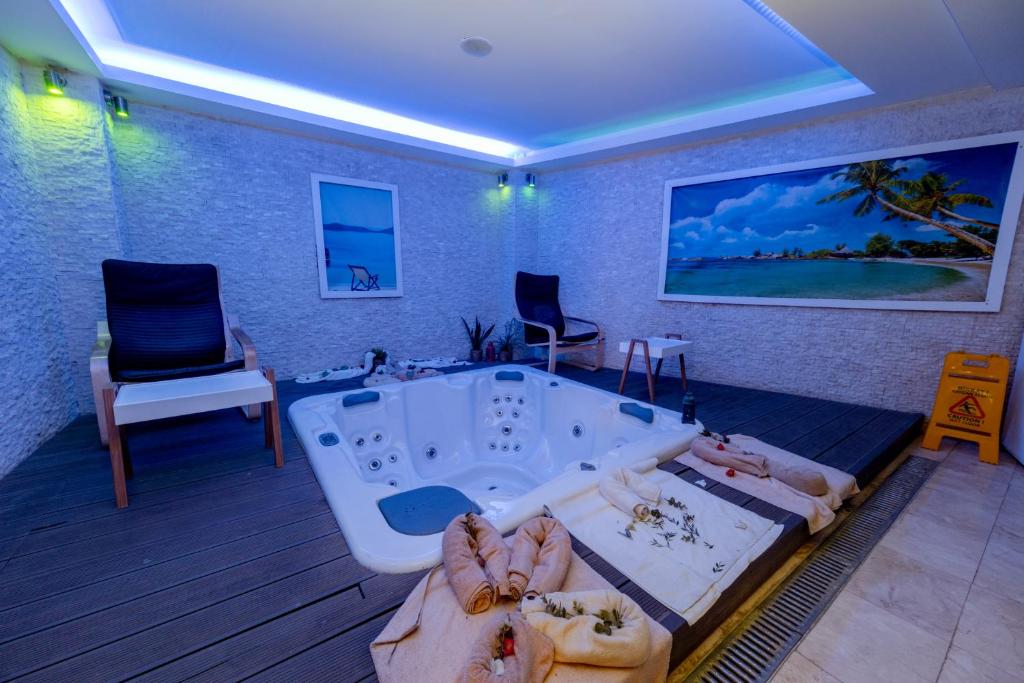 TV a/nebo společenská místnost v ubytování Beyoglu MLS Hotel