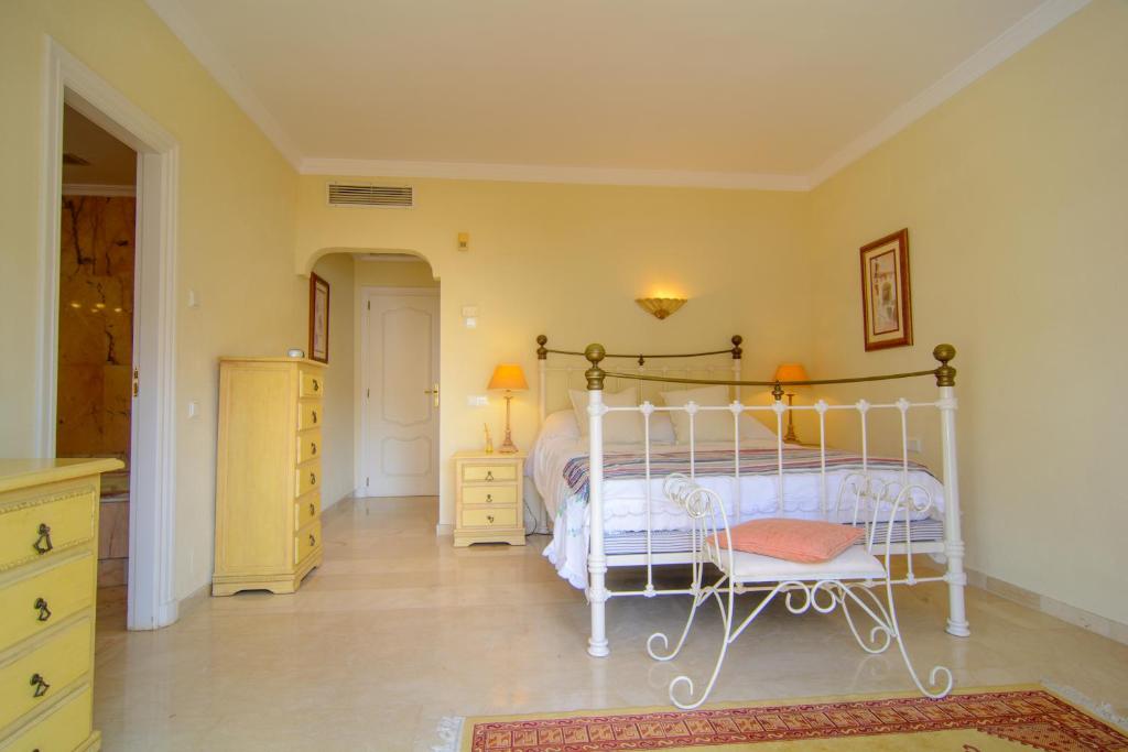 Postel nebo postele na pokoji v ubytování Venalmar first line townhouse, garden, sea views