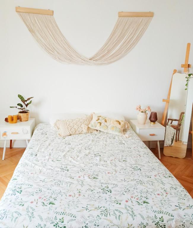 une chambre avec un grand lit avec une grande fenêtre dans l'établissement Arty room, à Nice