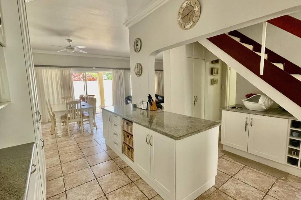 Nhà bếp/bếp nhỏ tại 2 The Villas