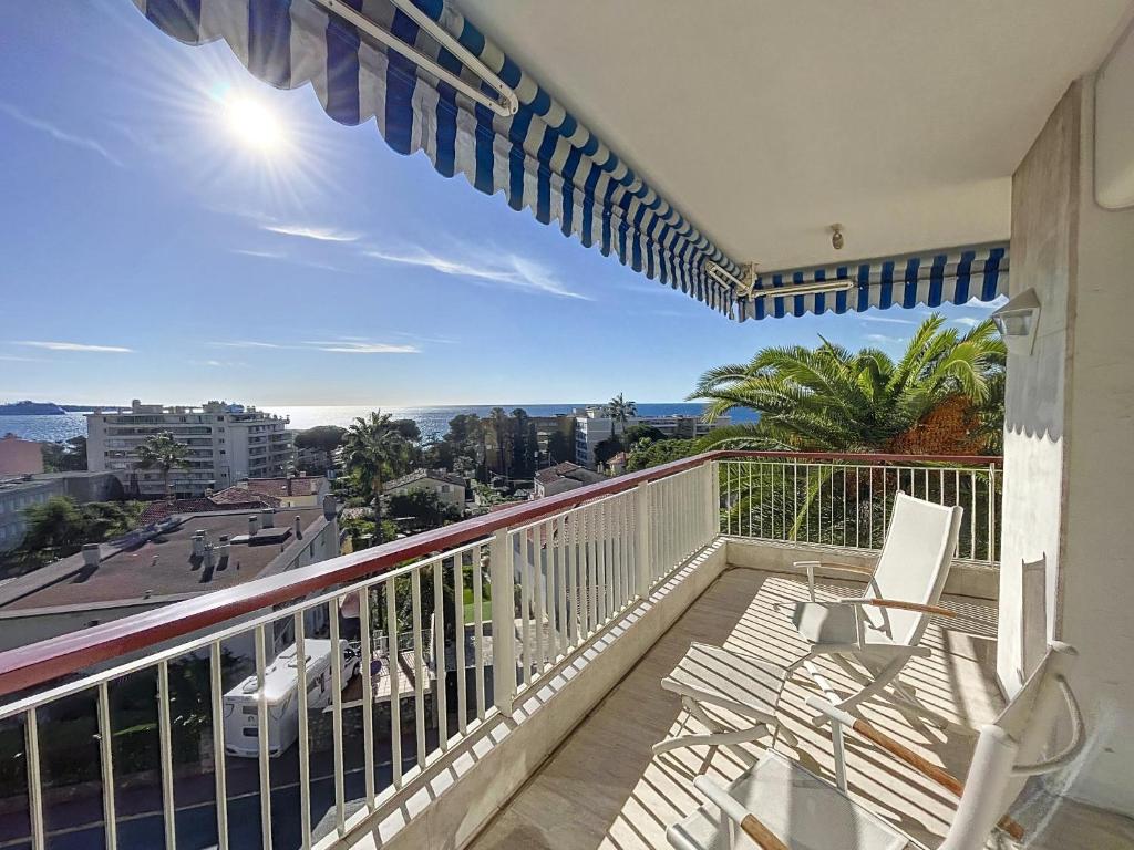 un balcon avec des chaises et une vue sur la ville dans l'établissement Vaste 4p Bord de mer, terrasse, piscine 263L DILLI, à Cannes