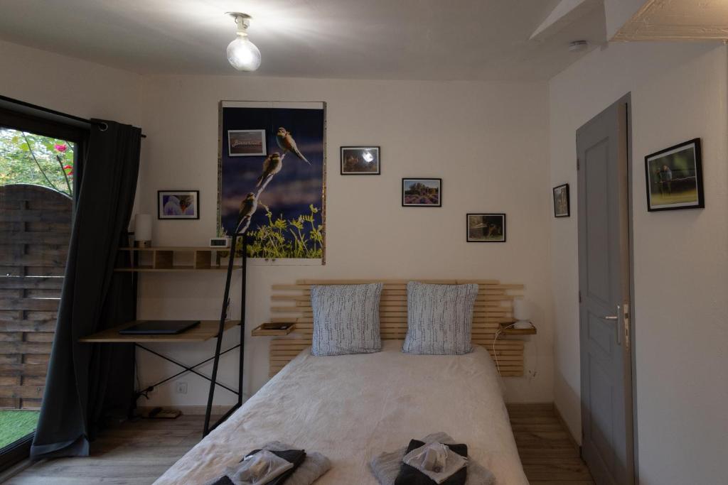 Postel nebo postele na pokoji v ubytování Studio dans le Luberon