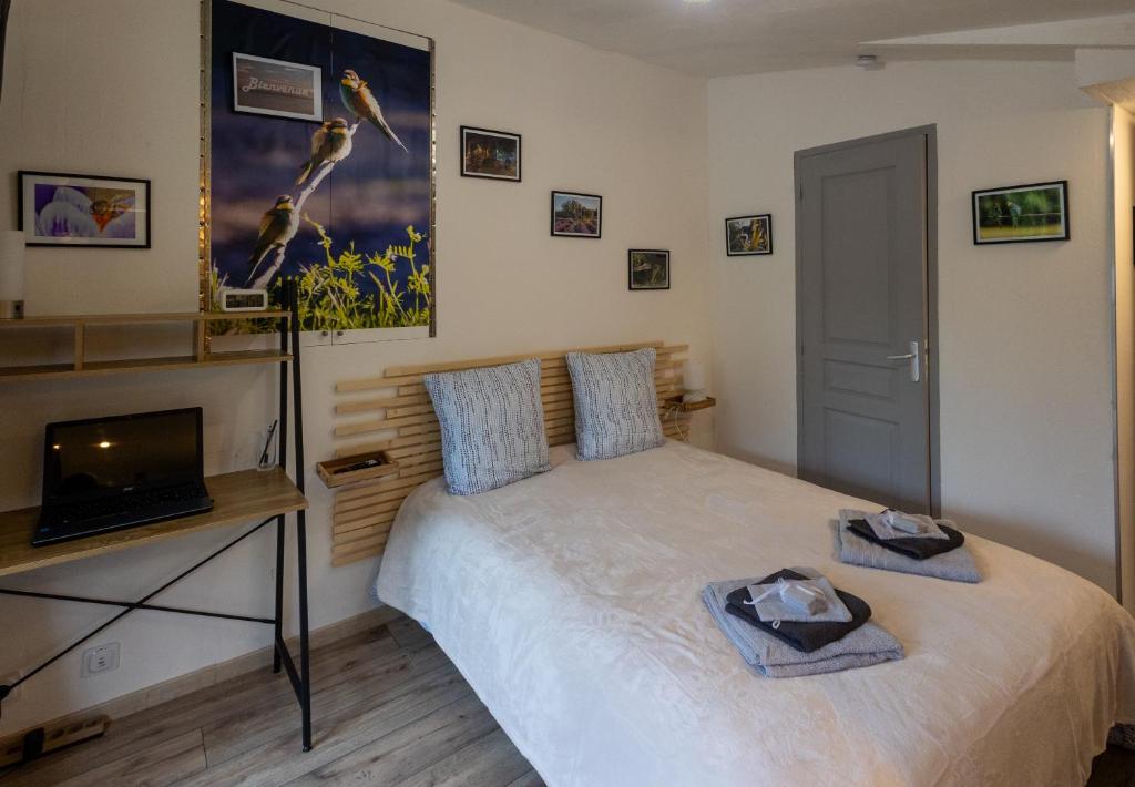 Postel nebo postele na pokoji v ubytování Studio dans le Luberon