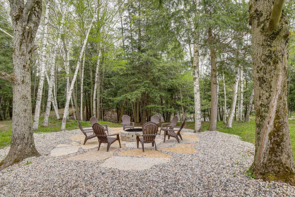 Waterfront Evart Getaway with Fire Pit on 82 Acres! - Casa De Vacaciones