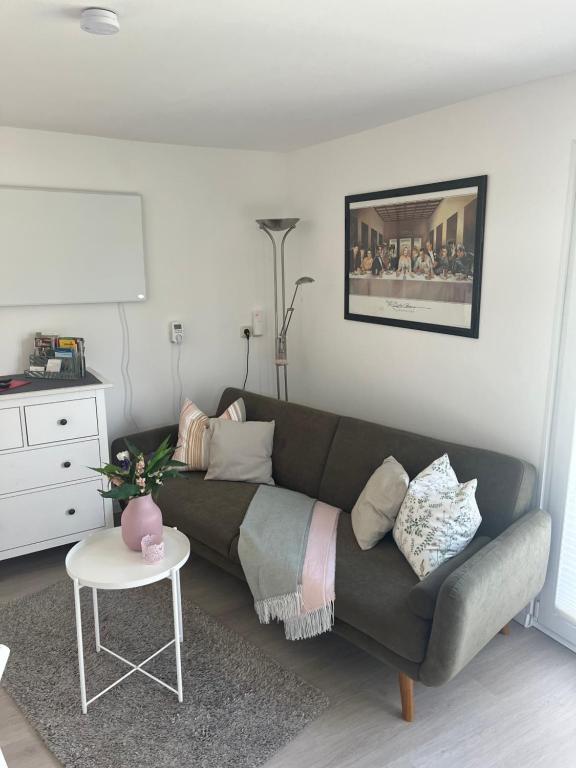 a living room with a couch and a table at CASALINO DI ANNA in Wensickendorf