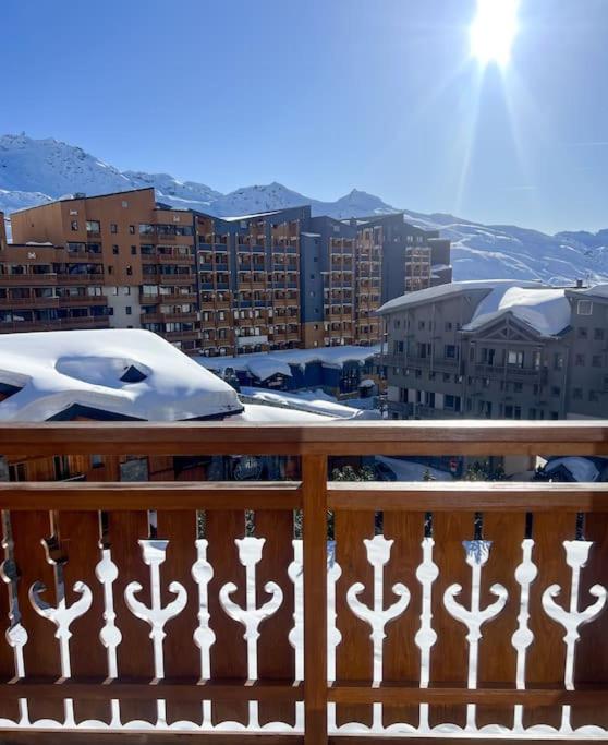 une clôture sur un balcon avec vue sur la ville dans l'établissement Centre village 6 personnes, à Val Thorens