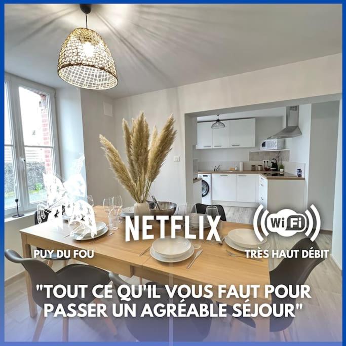 une cuisine avec une table et une salle à manger dans l'établissement Puy duFou 15 min T3 L'étape du Panache, à Sevremont
