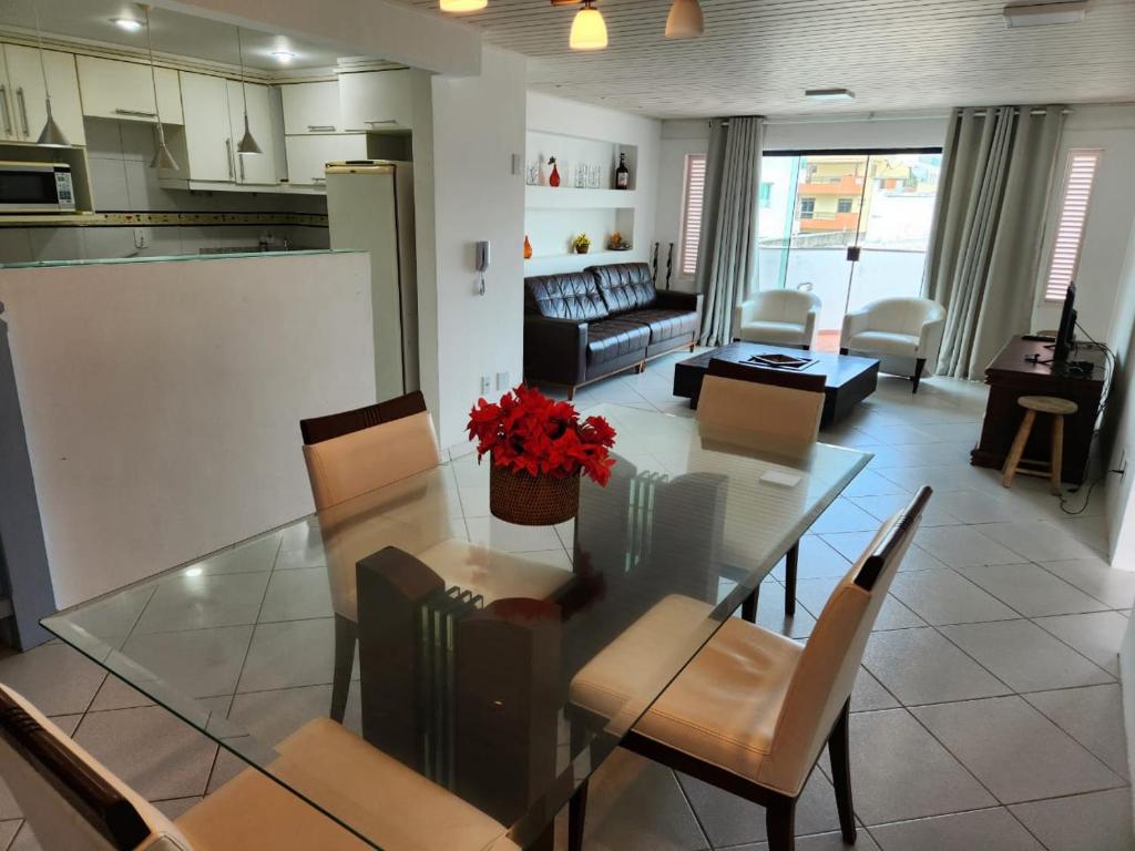 Cobertura com 3 quartos a 80 metros da Prainha!