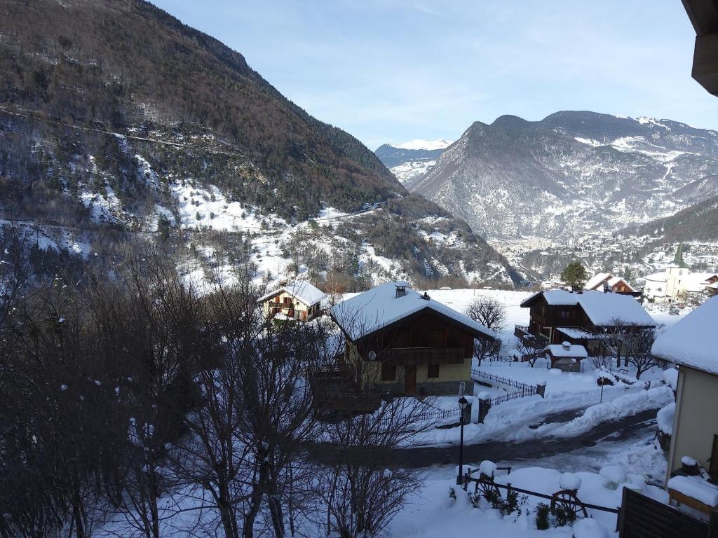 Votre appartement savoyard avec Parking à la télécabine pour skier les 3 Vallées ! - Chalet D'une Chambre